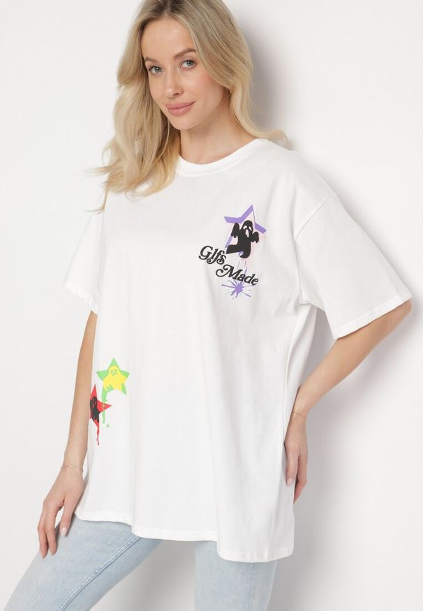 Born2be - Biały T-shirt z Bawełną Ozdobiony Gwiazdami Karretia. Okazja: na co dzień. Kolor: biały. Materiał: bawełna. Wzór: aplikacja. Styl: elegancki, casual