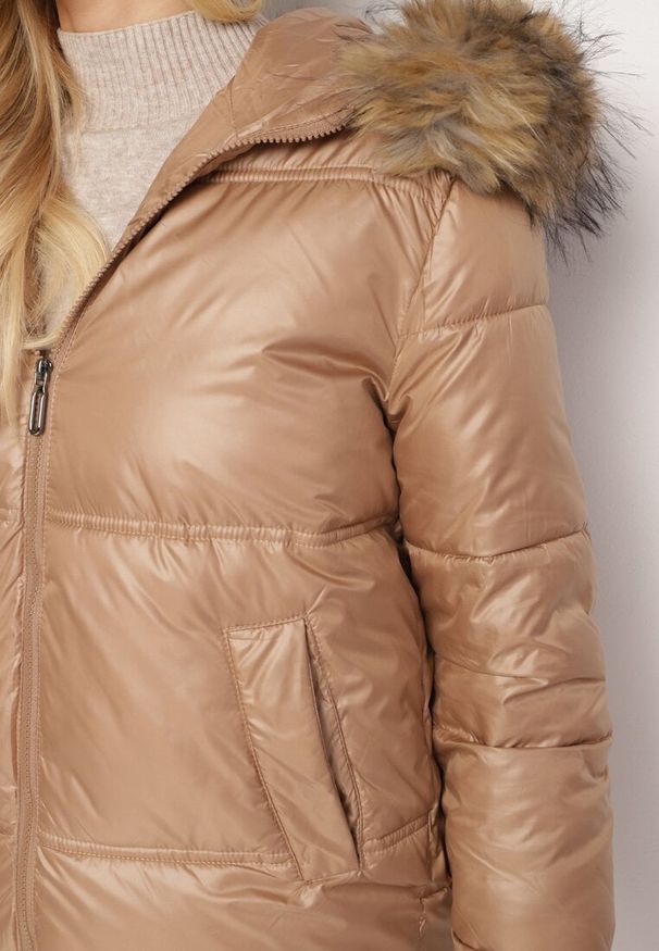 Born2be - Ciemnobeżowa Kurtka Pikowana z Kapturem z Odpinanym Futerkiem i Dłuższym Tyłem Clorina. Okazja: na co dzień. Typ kołnierza: kaptur. Kolor: brązowy. Materiał: futro. Długość: długie. Wzór: aplikacja. Styl: sportowy, casual, elegancki, klasyczny