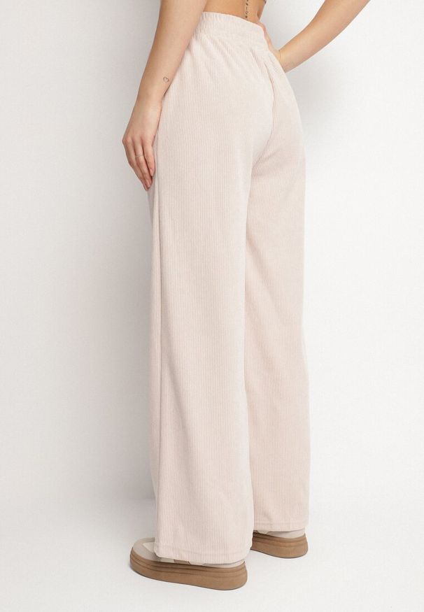 Born2be - Beżowe Szerokie Spodnie z Wysokim Stanem Wiązane Sznurkiem Cosetta. Okazja: na co dzień. Stan: podwyższony. Kolor: beżowy. Styl: casual, elegancki