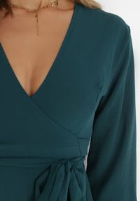 Born2be - Ciemnozielona Sukienka Dyninca. Typ kołnierza: dekolt w kształcie V. Kolor: zielony. Materiał: tkanina, materiał. Wzór: gładki. Typ sukienki: kopertowe. Styl: elegancki. Długość: mini #5