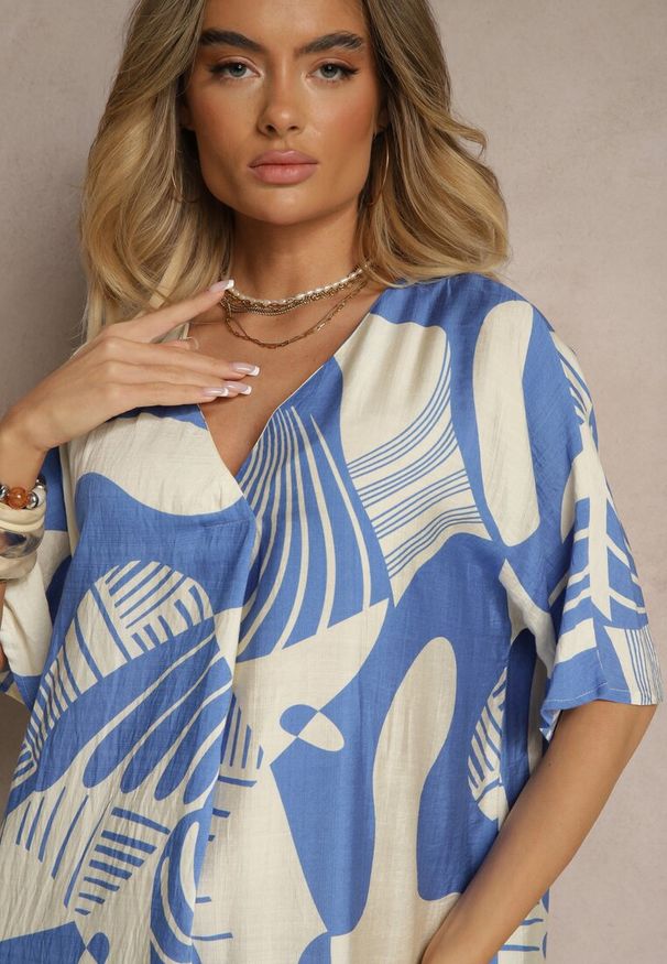 Renee - Niebieska Pudełkowa Sukienka w Abstrakcyjny Wzór z Dekoltem w Kształcie Litery V Sallinori. Typ kołnierza: dekolt w kształcie V. Kolekcja: plus size. Kolor: niebieski. Długość rękawa: krótki rękaw. Typ sukienki: dla puszystych. Styl: elegancki
