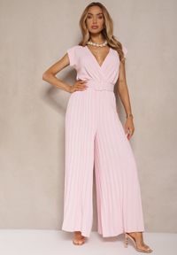 Renee - Różowy Kopertowy Kombinezon Wide Leg Zdobiony Plisami i Paskiem z Klamrą Salirella. Okazja: na co dzień. Kolor: różowy. Wzór: aplikacja. Styl: casual, elegancki