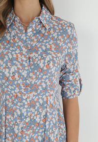 Born2be - Niebieska Koszulowa Sukienka z Guzikami i Kołnierzem w Kwiaty Carmenia. Kolor: niebieski. Długość rękawa: długi rękaw. Wzór: kwiaty. Typ sukienki: koszulowe #2