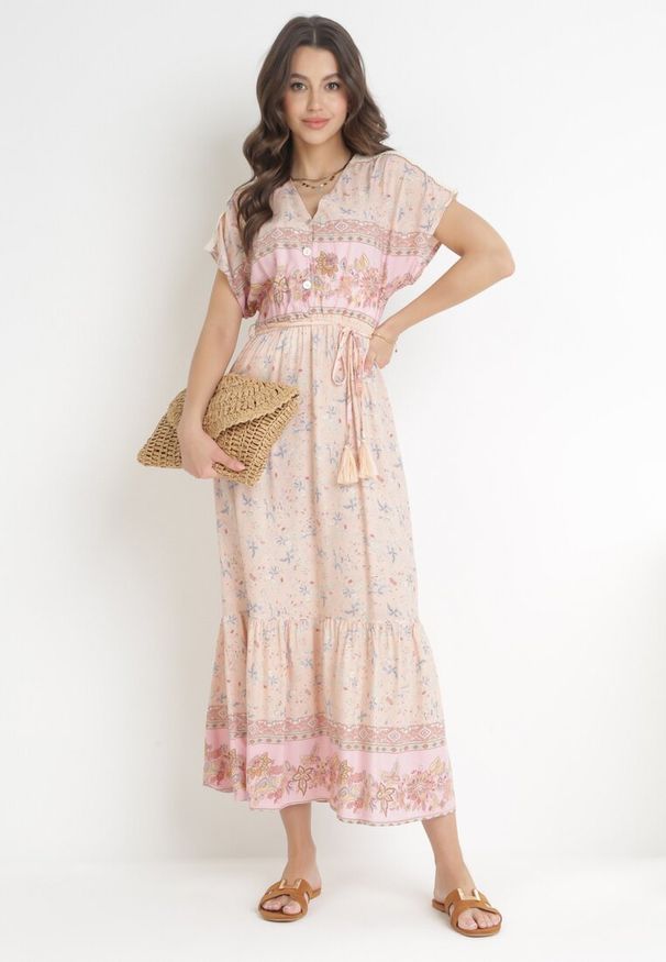 Born2be - Jasnoróżowa Bawełniana Sukienka Maxi z Gumką w Talii i Cienkim Paskiem z Chwostami Kenadi. Kolor: różowy. Materiał: bawełna. Długość rękawa: krótki rękaw. Sezon: wiosna, lato. Typ sukienki: rozkloszowane. Długość: maxi