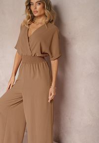 Renee - Brązowy Taliowany Kombinezon z Zakładkowym Dekoltem i Gumką w Pasie Vimalynna. Okazja: na co dzień. Kolor: brązowy. Styl: klasyczny, elegancki, casual #5