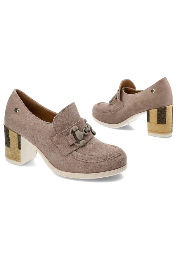 Beżowe Półbuty Maciejka Stylowe Buty Na Obcasie. Okazja: na co dzień. Zapięcie: bez zapięcia. Kolor: beżowy. Szerokość cholewki: normalna. Materiał: skóra, zamsz. Sezon: wiosna. Obcas: na obcasie. Styl: elegancki. Wysokość obcasa: średni