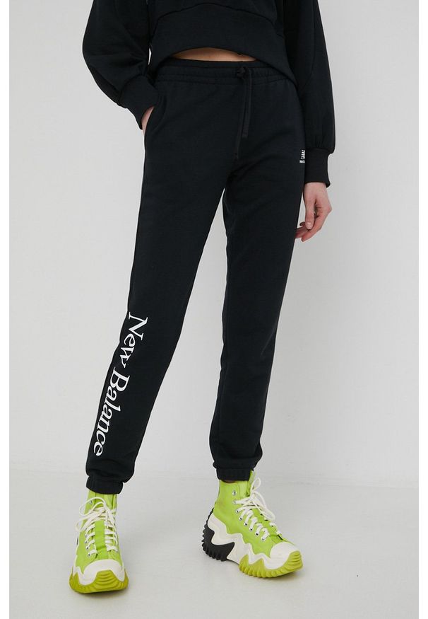 New Balance spodnie dresowe WP21508BK damskie kolor czarny z nadrukiem. Kolor: czarny. Materiał: dresówka. Wzór: nadruk
