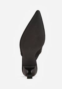 Born2be - Czarne Czółenka z Imitacji Zamszu na Kaczuszce z Odkrytą Piętą Raeneh. Nosek buta: szpiczasty. Zapięcie: sprzączka. Kolor: czarny. Materiał: zamsz. Sezon: lato. Obcas: na szpilce. Styl: klasyczny. Wysokość obcasa: średni #5