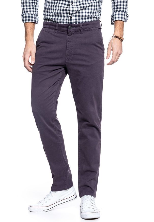 Wrangler - WRANGLER SPODNIE MĘSKIE CHINO AUBERGINE W16LRN450. Materiał: materiał