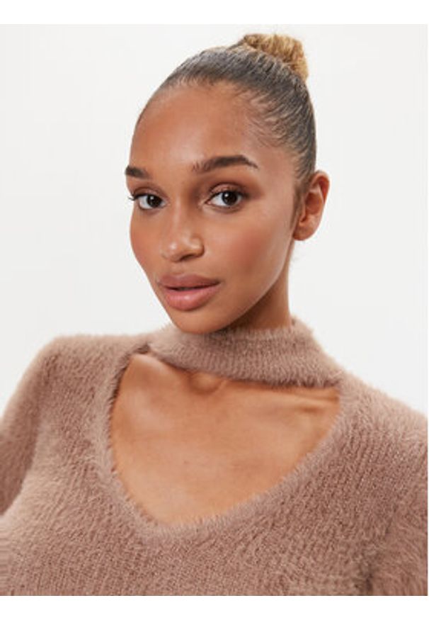 Guess Sukienka dzianinowa W3BK0Z Z3BS0 Brązowy Slim Fit. Kolor: brązowy. Materiał: syntetyk