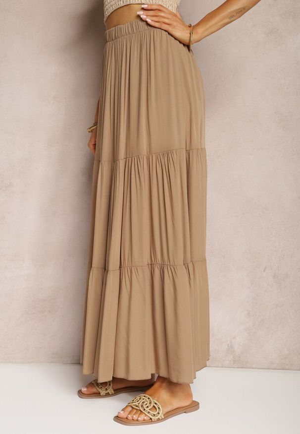 Renee - Ciemnobeżowa Wiskozowa Spódnica High Waist z Gumką w Talii i Falbanką Christiara. Okazja: na co dzień. Stan: podwyższony. Kolor: beżowy. Materiał: wiskoza. Styl: casual