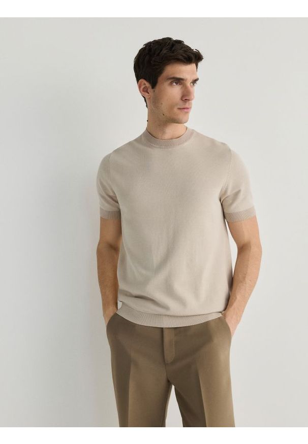 Reserved - Sweter z krótkim rękawem - beżowy. Kolor: beżowy. Materiał: bawełna, dzianina. Długość rękawa: krótki rękaw. Długość: krótkie