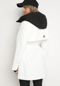 Born2be - Biała Kurtka Płaszcz z Kapturem Dwurzędowa z Paskiem w Talii Eriviana. Okazja: na co dzień. Typ kołnierza: kaptur. Kolor: biały. Materiał: jeans. Styl: klasyczny, casual, elegancki #7