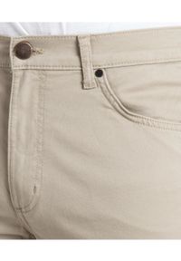 Wrangler - WRANGLER GREENSBORO MĘSKIE SPODNIE MATERIAŁOWE KHAKI W15QOF787. Kolor: brązowy. Materiał: materiał