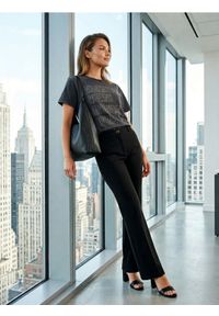 Sinsay - Eleganckie spodnie flare - czarny. Kolor: czarny. Styl: elegancki #1