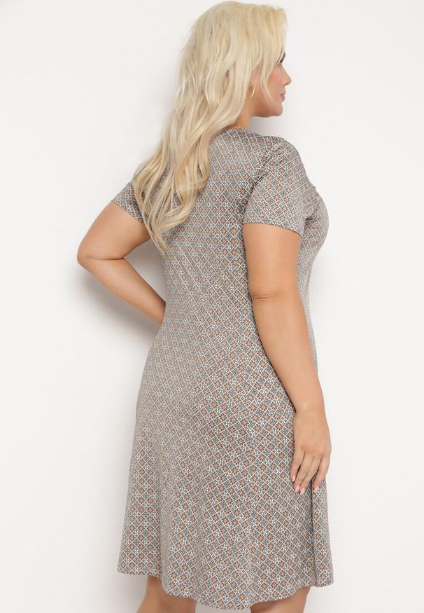 Born2be - Zielono-Beżowa Rozkloszowana Sukienka Mini z Elastycznej Wiskozy Annamarie. Kolor: zielony. Materiał: wiskoza. Długość: mini