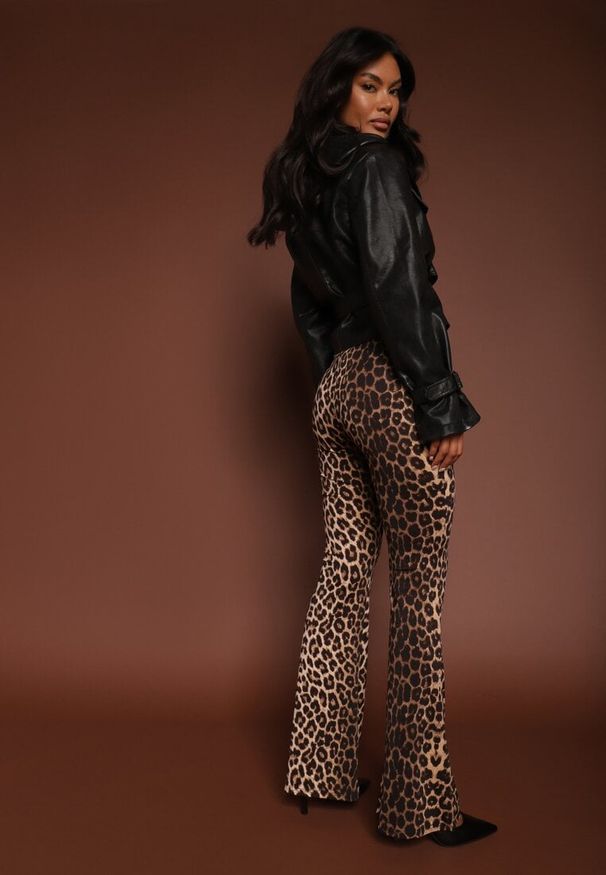 Renee - Beżowo-Brązowe Spodnie w Panterkę Dzwony Efralicea. Okazja: na co dzień. Kolor: brązowy. Materiał: koronka. Wzór: motyw zwierzęcy. Styl: casual, vintage, klasyczny