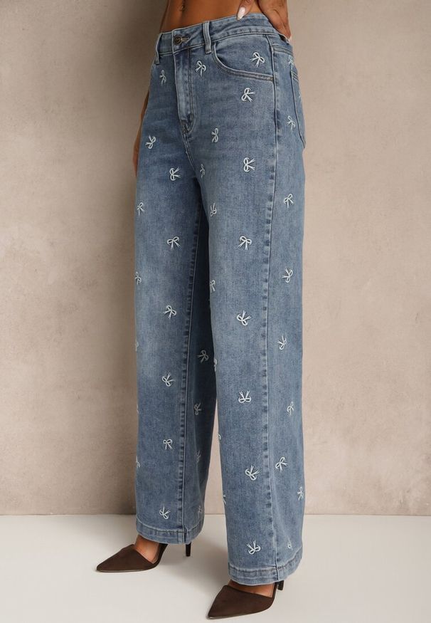 Renee - Niebieskie Jeansy Wide Leg High Waist z Haftem w Kształcie Kokardek Salimessa. Okazja: na co dzień, na imprezę. Stan: podwyższony. Kolor: niebieski. Wzór: haft. Styl: casual