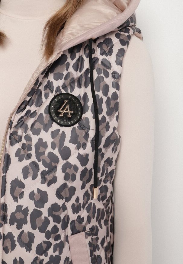 Born2be - Złoto-Różowa Pikowana Kamizelka w Panterkę z Dłuższym Tyłem i Kapturem Falandia. Okazja: na spacer, na co dzień. Typ kołnierza: kaptur. Kolor: złoty. Materiał: jeans. Długość: długie. Wzór: motyw zwierzęcy. Styl: casual, klasyczny