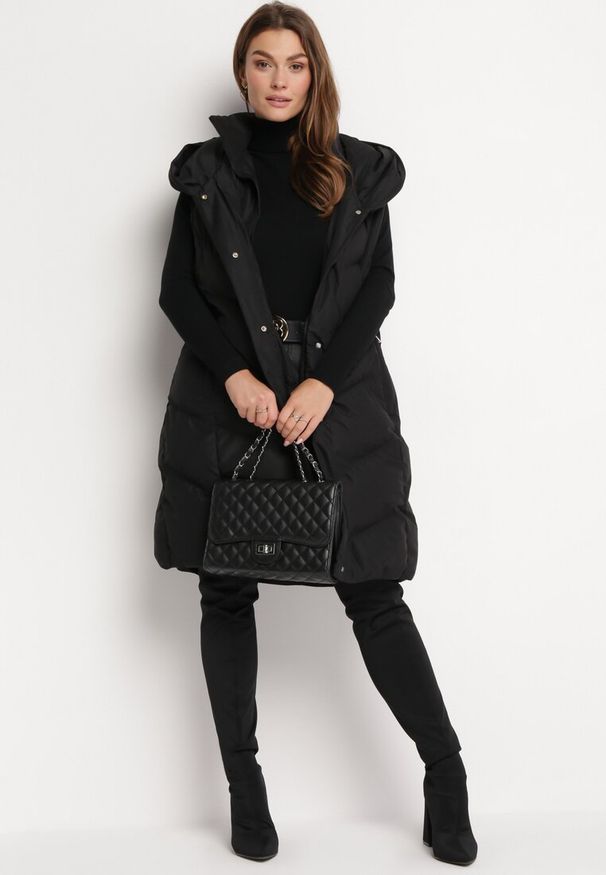 Born2be - Czarna Długa Kamizelka Pikowana z Kapturem Elellaan. Typ kołnierza: kaptur. Kolor: czarny. Materiał: futro. Długość: długie. Wzór: aplikacja