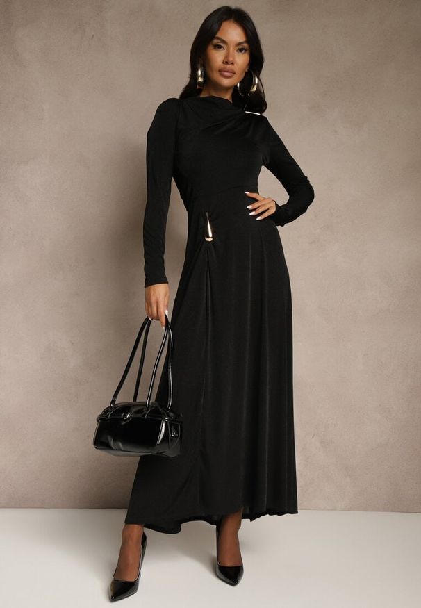 Renee - Czarna Sukienka Koktajlowa z Marszczeniem i Metaliczną Ozdobą Retanda. Okazja: do pracy, na spotkanie biznesowe, na imprezę, na randkę. Kolor: czarny. Wzór: aplikacja. Typ sukienki: asymetryczne. Styl: wizytowy