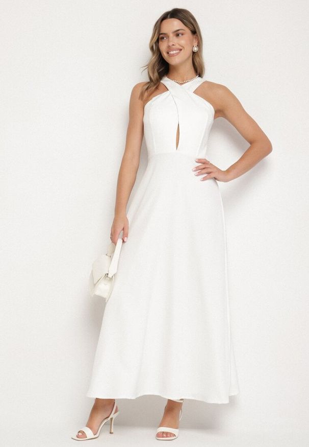 Born2be - Biała Rozkloszowana Sukienka z Wiskozą i Dekoltem Typu Halter Dolienna. Typ kołnierza: dekolt halter. Kolor: biały. Materiał: wiskoza. Typ sukienki: rozkloszowane. Styl: elegancki