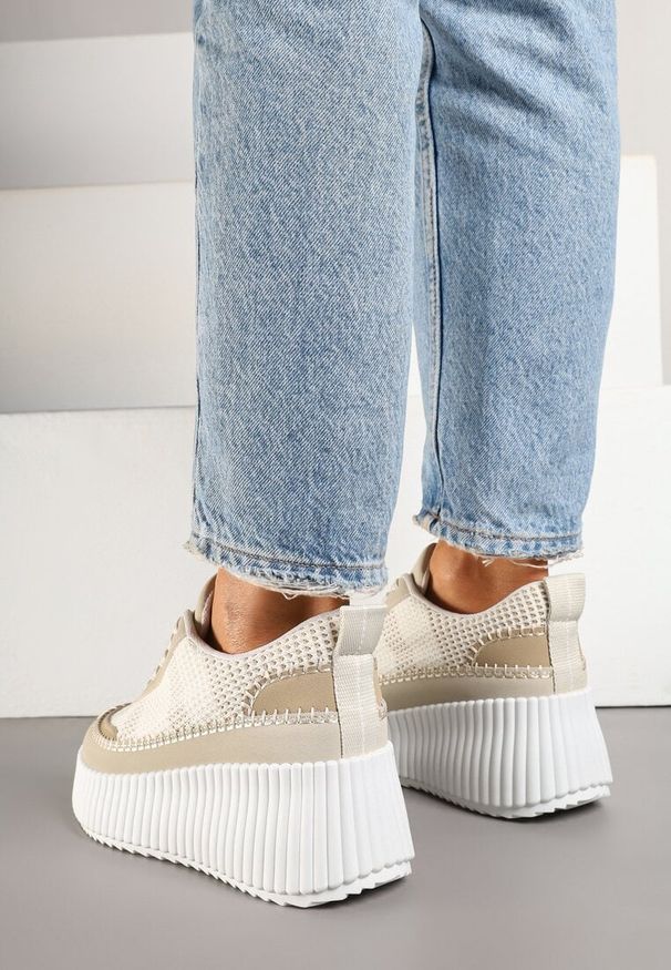 Born2be - Beżowe Sneakersy na Grubej Podeszwie z Tłoczeniami Zdobione Przeszyciami Falinia. Okazja: na co dzień. Kolor: beżowy. Materiał: jeans. Wzór: aplikacja