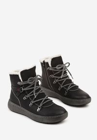 Born2be - Czarne Botki Traperki z Ozdobnym Sznurowaniem i Tłoczoną Podeszwą Fasitta. Okazja: na co dzień, na spacer. Kolor: czarny. Materiał: jeans, futro. Styl: casual, elegancki