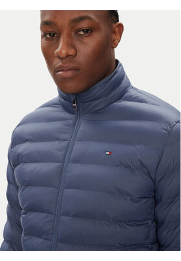 TOMMY HILFIGER - Tommy Hilfiger Kurtka przejściowa MW0MW37634 Niebieski Regular Fit. Kolor: niebieski. Materiał: syntetyk