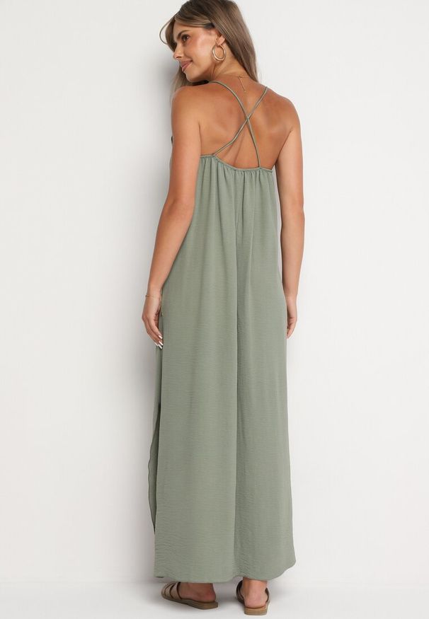 Born2be - Zielona Taliowana Sukienka na Ramiączkach Rivaniell. Okazja: na imprezę, na co dzień. Kolor: zielony. Materiał: jeans. Długość rękawa: na ramiączkach. Typ sukienki: oversize. Styl: casual, elegancki
