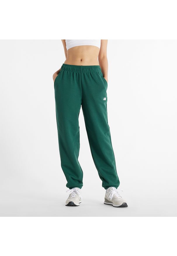 Spodnie damskie New Balance WP41500NWG – zielone. Stan: podwyższony. Kolor: zielony. Materiał: bawełna, dresówka, poliester