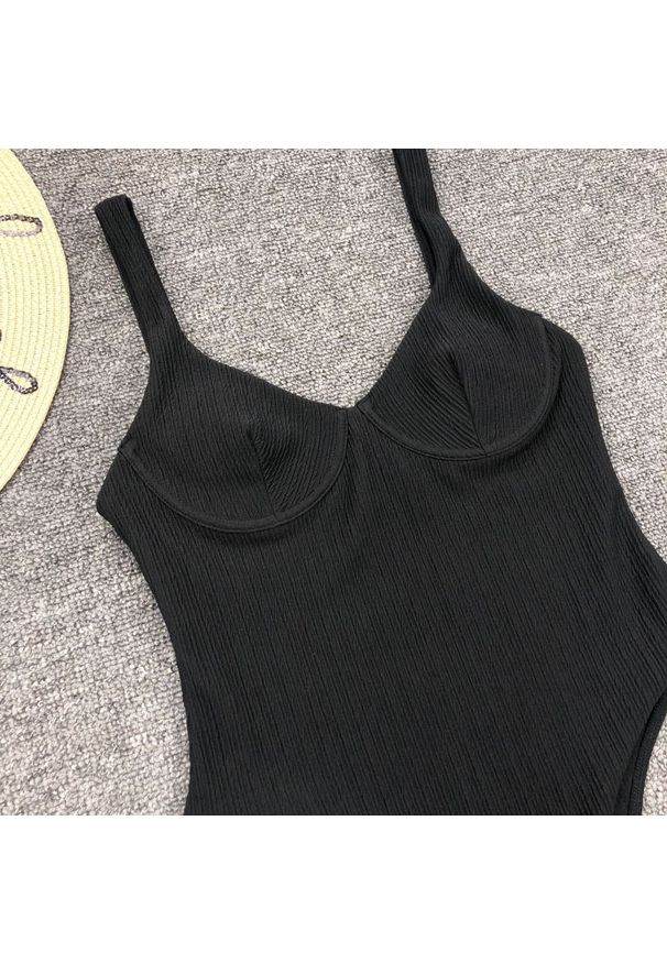 Intica - Jednoczęściowy strój kąpielowy z fiszbinami na plażę Dicle. Kolor: beżowy. Materiał: materiał