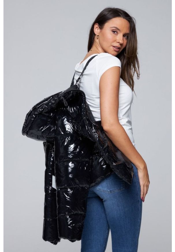 Invicta - INVICTA Błyszcząca krótka kurtka puchowa damska z kapturem, Rozmiar XS. Typ kołnierza: kaptur. Kolor: czarny. Materiał: puch. Długość: krótkie