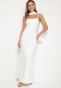 Born2be - Biała Taliowana Sukienka Ozdobiona Szalem i Marszczeniem Melovea. Okazja: na co dzień. Kolor: biały. Materiał: skóra. Długość rękawa: na ramiączkach. Wzór: aplikacja. Styl: casual, elegancki #1