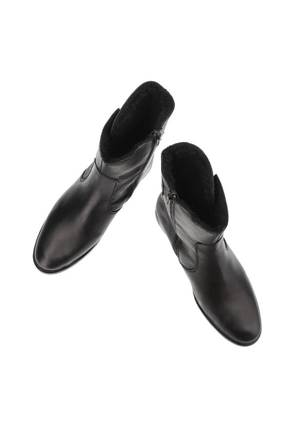 Czarne Botki Rieker Modne Obuwie Damskie. Okazja: na co dzień. Zapięcie: klamry. Kolor: czarny. Materiał: syntetyk, futro, skóra. Sezon: zima. Obcas: na obcasie. Styl: casual, elegancki, klasyczny. Wysokość obcasa: średni