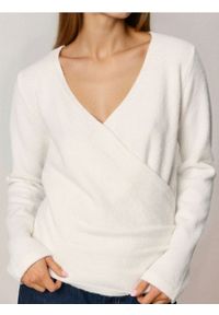 Sinsay - Sweter z kopertowym dekoltem z domieszką wełny - kremowy. Kolor: kremowy. Materiał: wełna #1