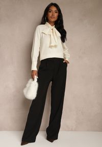 Renee - Beżowa Bluzka Vices Ozdobiona Kokardą Overile. Okazja: na co dzień. Typ kołnierza: kokarda. Kolor: beżowy. Materiał: jeans. Wzór: aplikacja. Styl: klasyczny, casual, elegancki #5