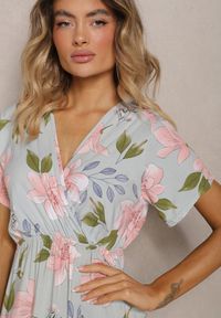 Renee - Jasnozielona Taliowana Sukienka w Kwiaty z Dodatkiem Bawełny z Kopertowym Dekoltem Navianes. Kolor: zielony. Materiał: bawełna. Wzór: kwiaty. Sezon: lato. Typ sukienki: kopertowe