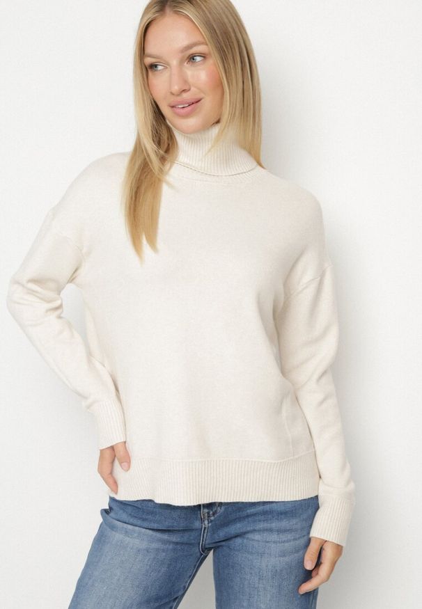 Born2be - Jasnobeżowy Golf z Domieszką Kaszmiru Ozdobiony Przeszyciami Avonella. Okazja: na co dzień. Typ kołnierza: golf. Kolor: beżowy. Materiał: kaszmir. Wzór: aplikacja. Styl: klasyczny, casual