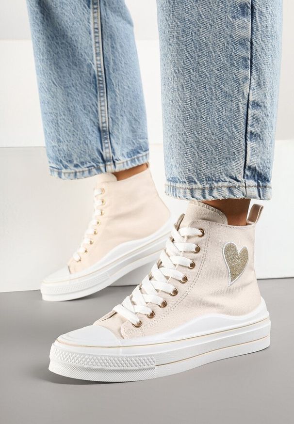 Born2be - Beżowe Trampki na Grubej Podeszwie z Sercem Ellivasa. Okazja: na spacer, na co dzień. Zapięcie: sznurówki. Kolor: beżowy. Materiał: jeans. Szerokość cholewki: normalna. Wzór: aplikacja. Styl: elegancki, sportowy, casual, klasyczny