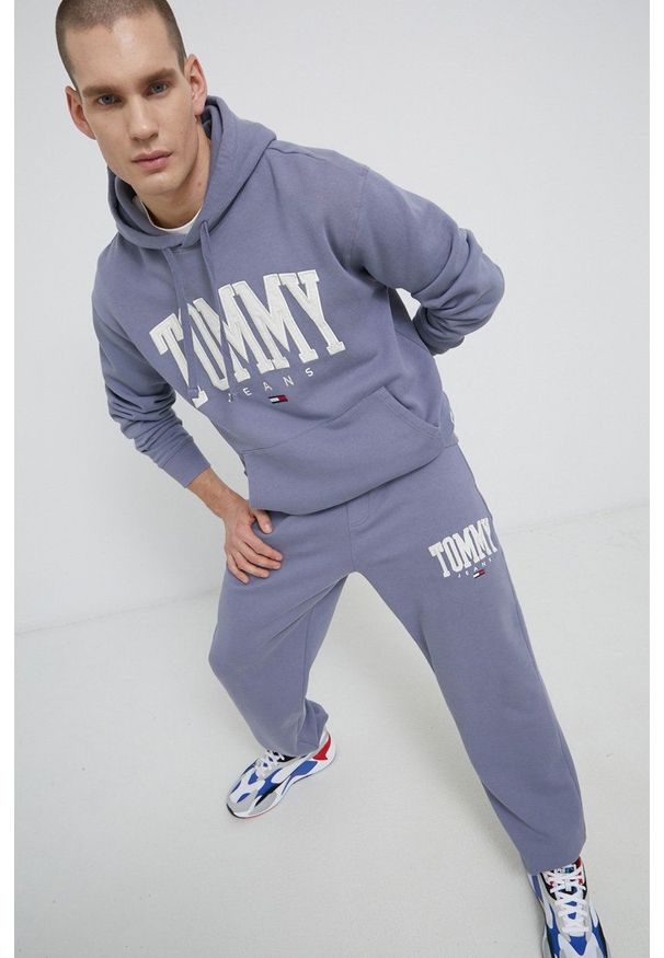Tommy Jeans Bluza DM0DM12543.PPYY męska kolor fioletowy z kapturem z aplikacją. Typ kołnierza: kaptur. Kolor: fioletowy. Materiał: bawełna, dzianina. Wzór: aplikacja
