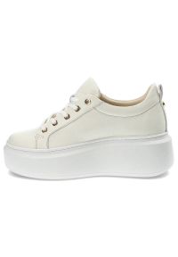 Beżowe Sneakersy Carinii Modne Skórzane Buty. Kolor: biały. Materiał: skóra. Szerokość cholewki: normalna. Wzór: aplikacja. Obcas: na obcasie. Wysokość obcasa: średni #6