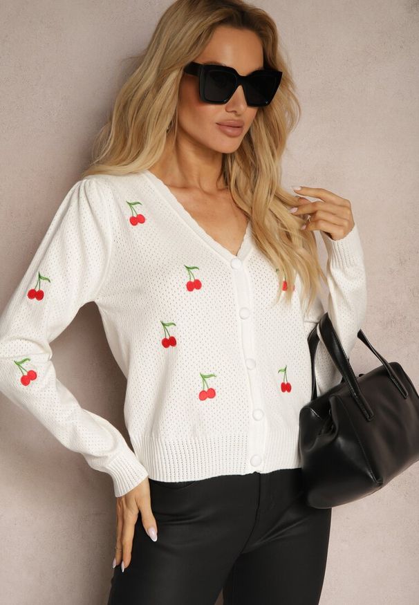 Renee - Biały Kardigan Ozdobiony Haftem w Kształcie Wisienek Nirinia. Okazja: na co dzień. Kolor: biały. Materiał: jeans. Wzór: aplikacja, haft. Styl: elegancki, casual