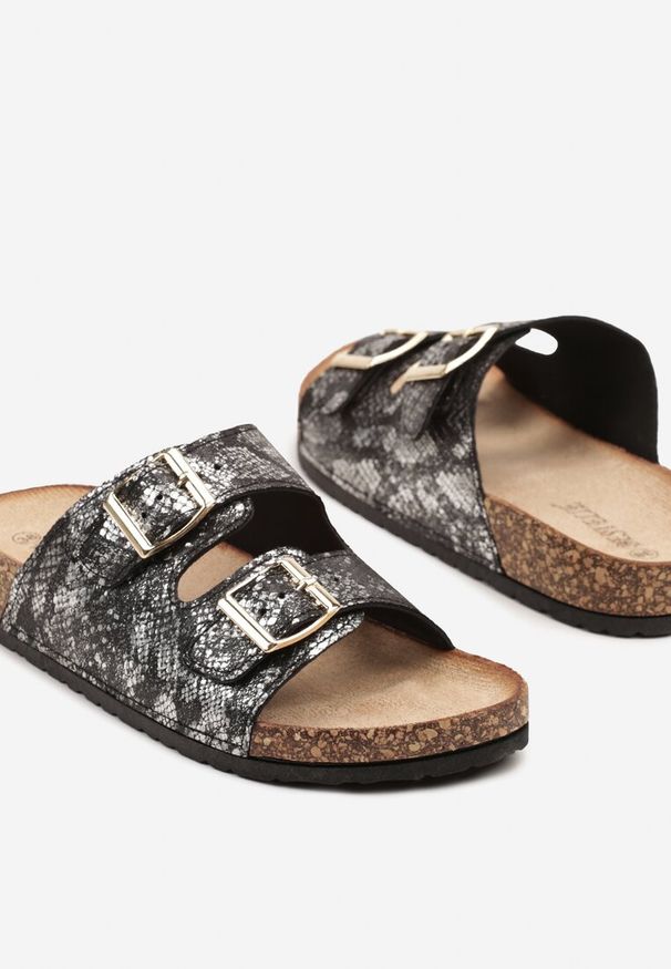 Renee - Czarne Wężowe Klapki na Podeszwie z Imitacji Korka Zdobione Sprzączkami Virlevia. Kolor: czarny. Materiał: jeans. Wzór: aplikacja. Sezon: lato. Styl: boho