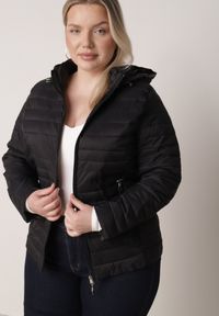 Born2be - Czarna Pikowana Kurtka Przejściowa z Odpinanym Kapturem Tidesse. Kolor: czarny. Materiał: poliester, jeans #7