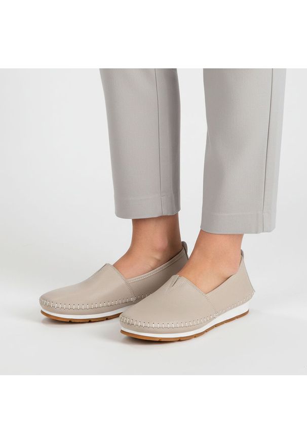 Półbuty damskie S.Barski, cholewka ze skóry naturalnej gładkiej wsuwany fason elastyczne wstawki po bokach widoczne przeszycia wokół noska lekka pode. Okazja: na co dzień. Kolor: beżowy. Materiał: skóra. Szerokość cholewki: normalna. Wzór: gładki. Styl: casual, elegancki, klasyczny