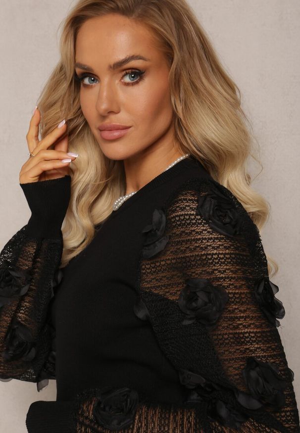 Renee - Czarny Sweter z Rękawami Ozdobionymi Kwiatami i Ażurową Koronką Persenor. Kolor: czarny. Materiał: koronka. Wzór: aplikacja, ażurowy, kwiaty, koronka
