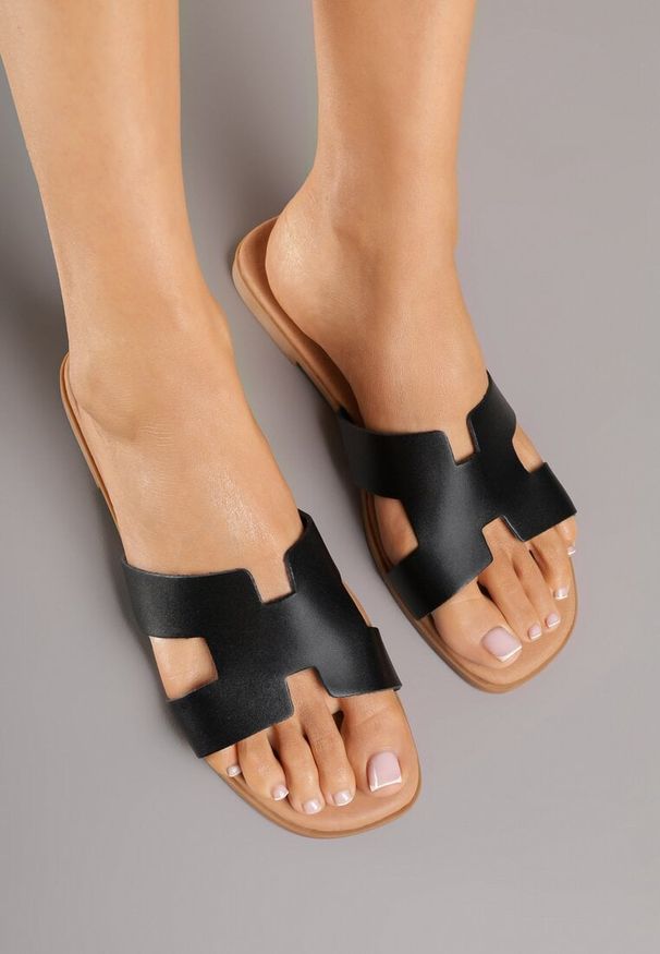 Renee - Czarne Klapki Vices ze Skóry Naturalnej Ozdobione Wycięciami Arqelia. Okazja: na co dzień. Kolor: czarny. Materiał: skóra. Wzór: aplikacja. Styl: elegancki, casual