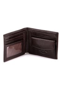 Wittchen - Męski portfel z herbem średni. Kolor: brązowy. Materiał: skóra. Wzór: aplikacja #2