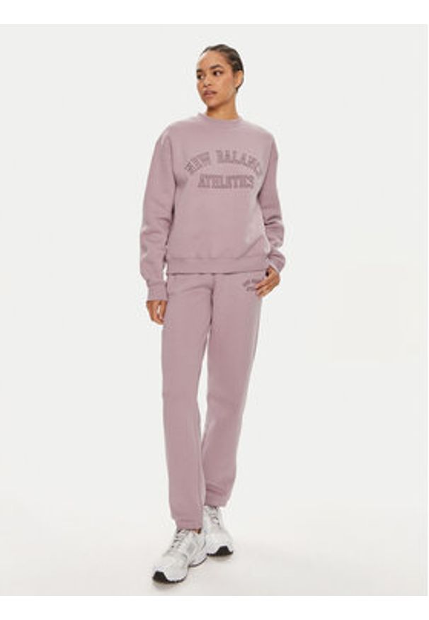 New Balance Spodnie dresowe Graphic WP43500 Fioletowy Relaxed Fit. Kolor: fioletowy. Materiał: bawełna